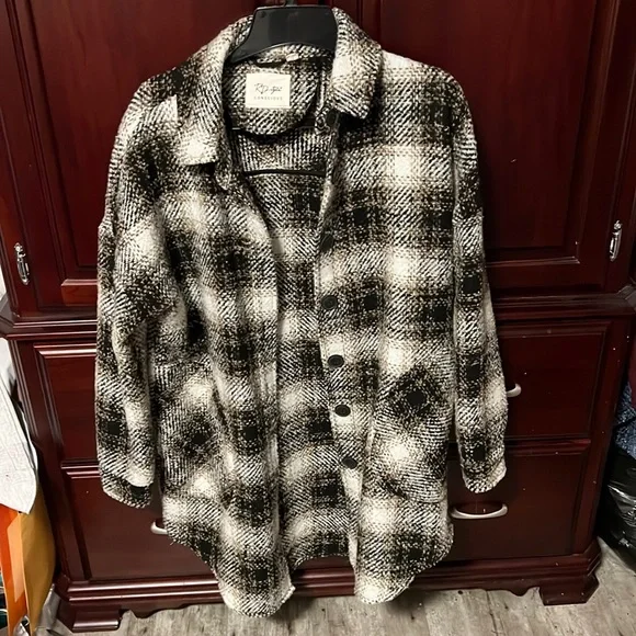 RD shacket plaid very comfy, oversized fit, size small